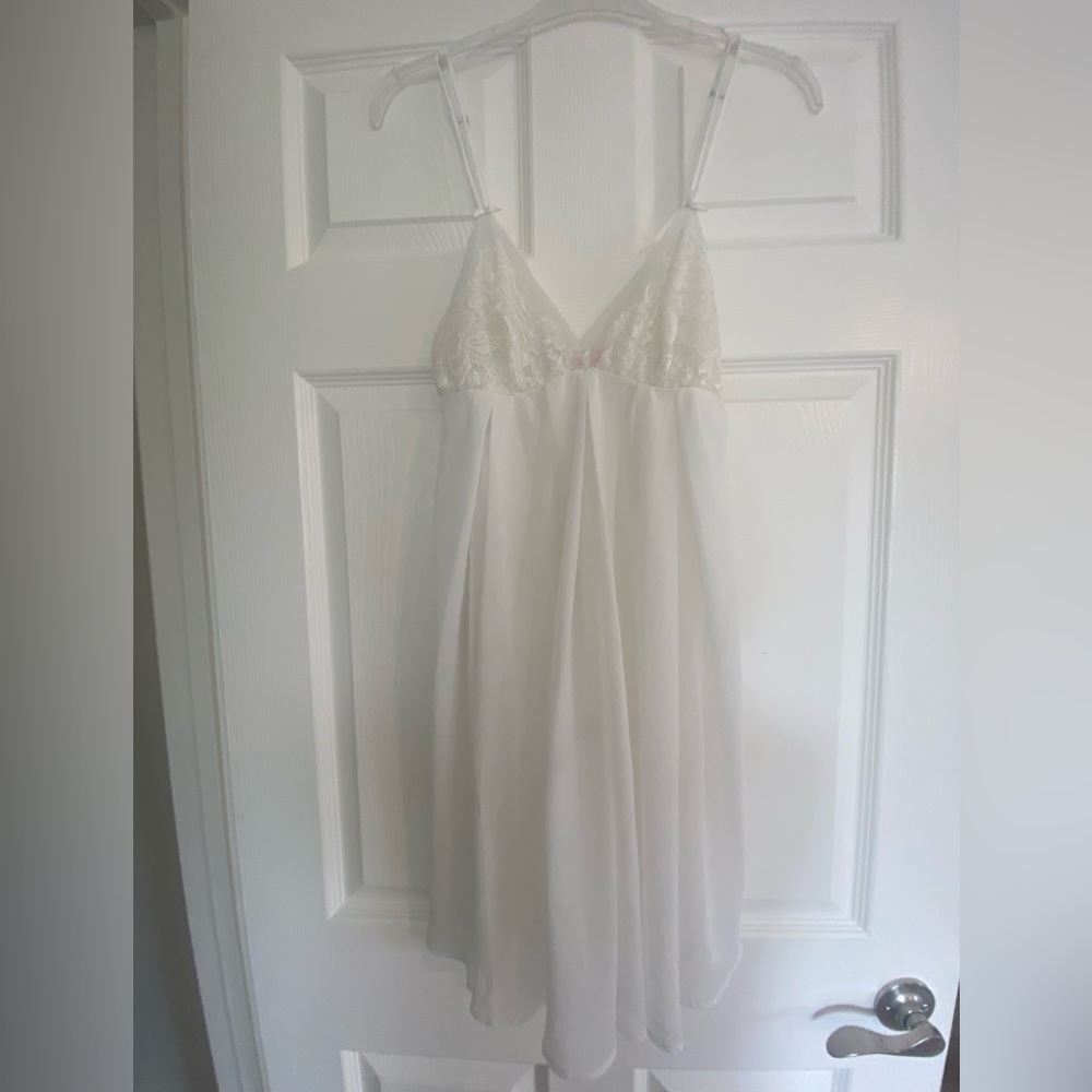 Oscar de la Renta night gown - Picture 2 of 4